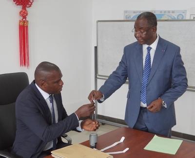 Le Recteur de l'UMNG, le Pr Jean-Rosaire Ibara (à droite) installant Antoine Ngakosso dans ses fonctions de directeur de l'institut Confucius.